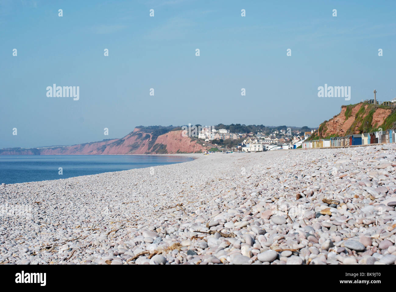 Blick über den steinigen Strand in Richtung Budleigh Salterton in Devon Stockfoto