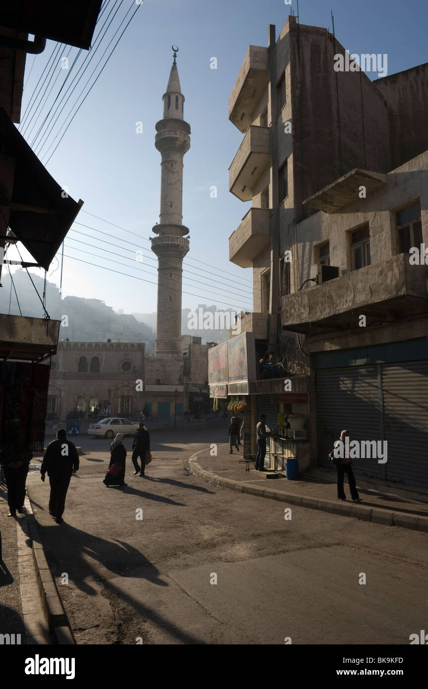 Lange Schatten am frühen Morgen vor dem Minarett der Moschee Al-Husseiny. Amman, Jordanien. Stockfoto