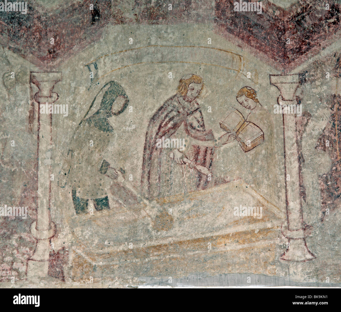 Mittelalterliche Wandmalerei Darstellung einer Gruppe von sieben Taten der Barmherzigkeit; Die Toten zu begraben Stockfoto