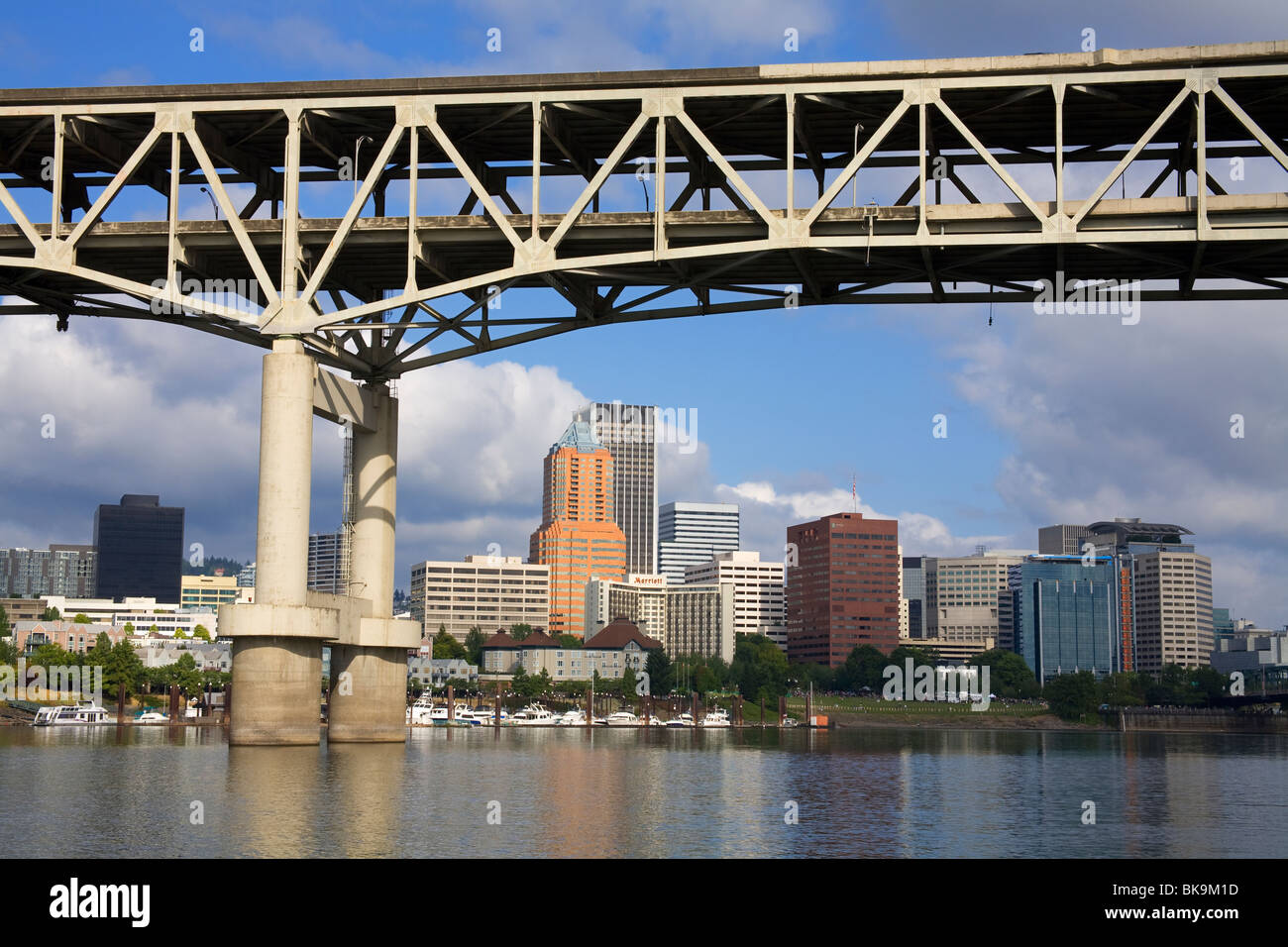 Brücke über einen Fluss, Marquam Bridge, Willamette River, Portland, Oregon, USA Stockfoto