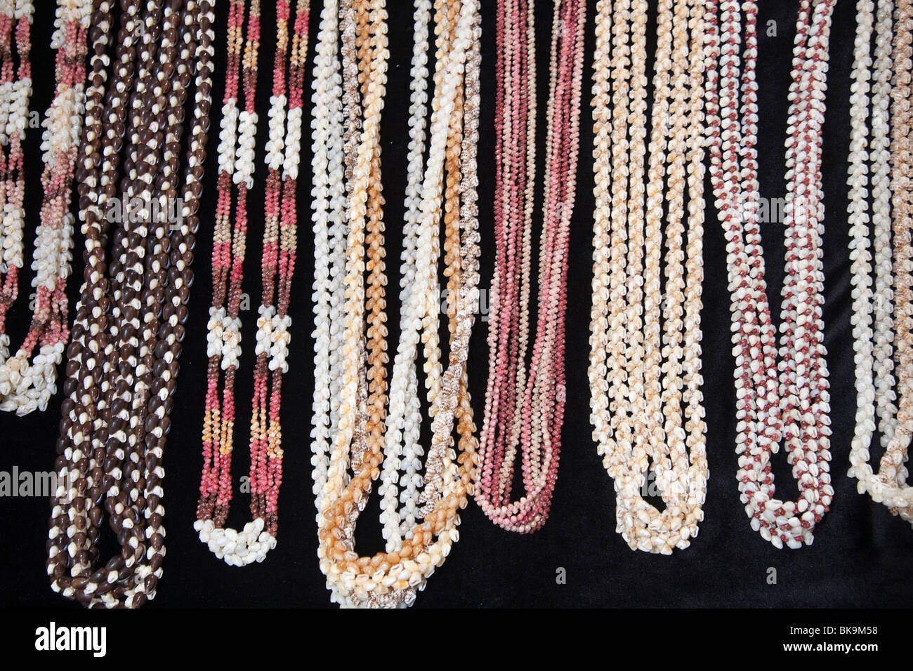 Niihau Shell Leis als Halsschmuck. Stockfoto