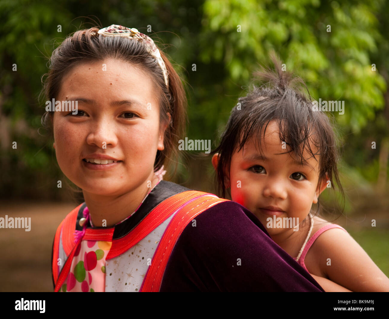 Lisu Frau Ami Saenliew und Tochter Agimi; Lisu Lodge in ländlichen Chiang Mai, Thailand. Stockfoto