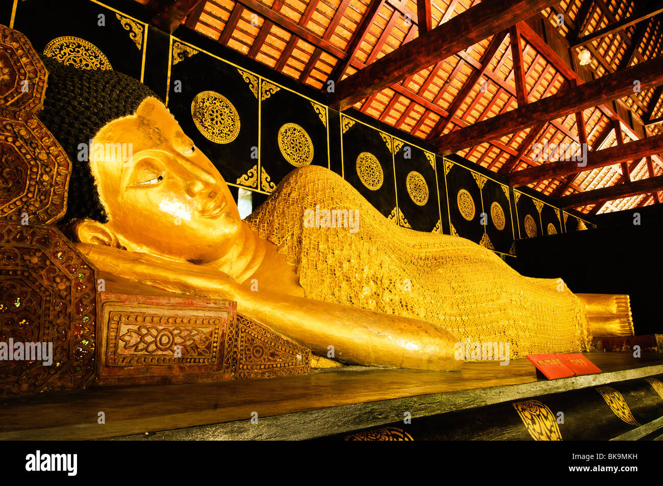 Liegende Buddha im Wat Chedi Luang Wora Wihan buddhistischer Tempel in Chiang Mai, Thailand. Stockfoto