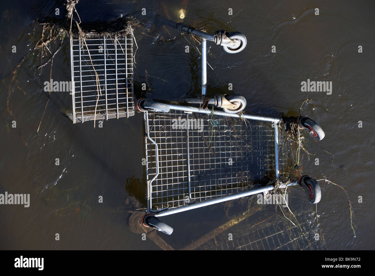 Supermarkt Wagen Karren untergetaucht teilweise in einem Fluss im Vereinigten Königreich Stockfoto