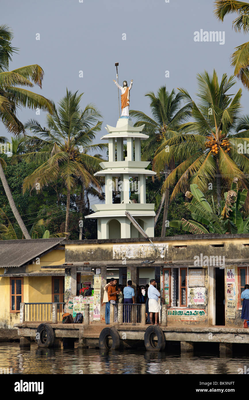 Eine christliche Kirche in Backwaters von Kerala, Indien. Stockfoto