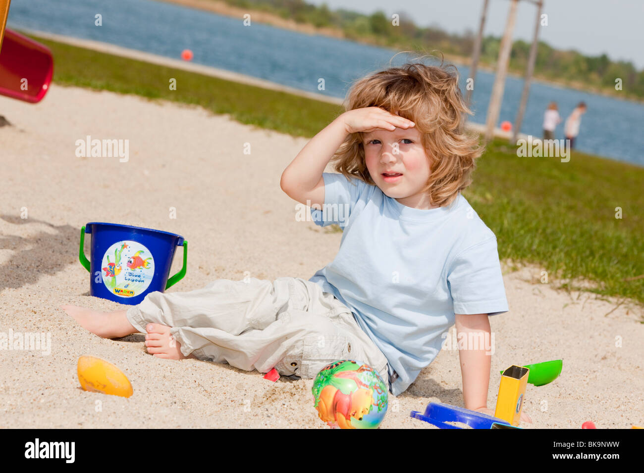 Junge, sitzt drei Jahre alt, in der sandbox Stockfoto