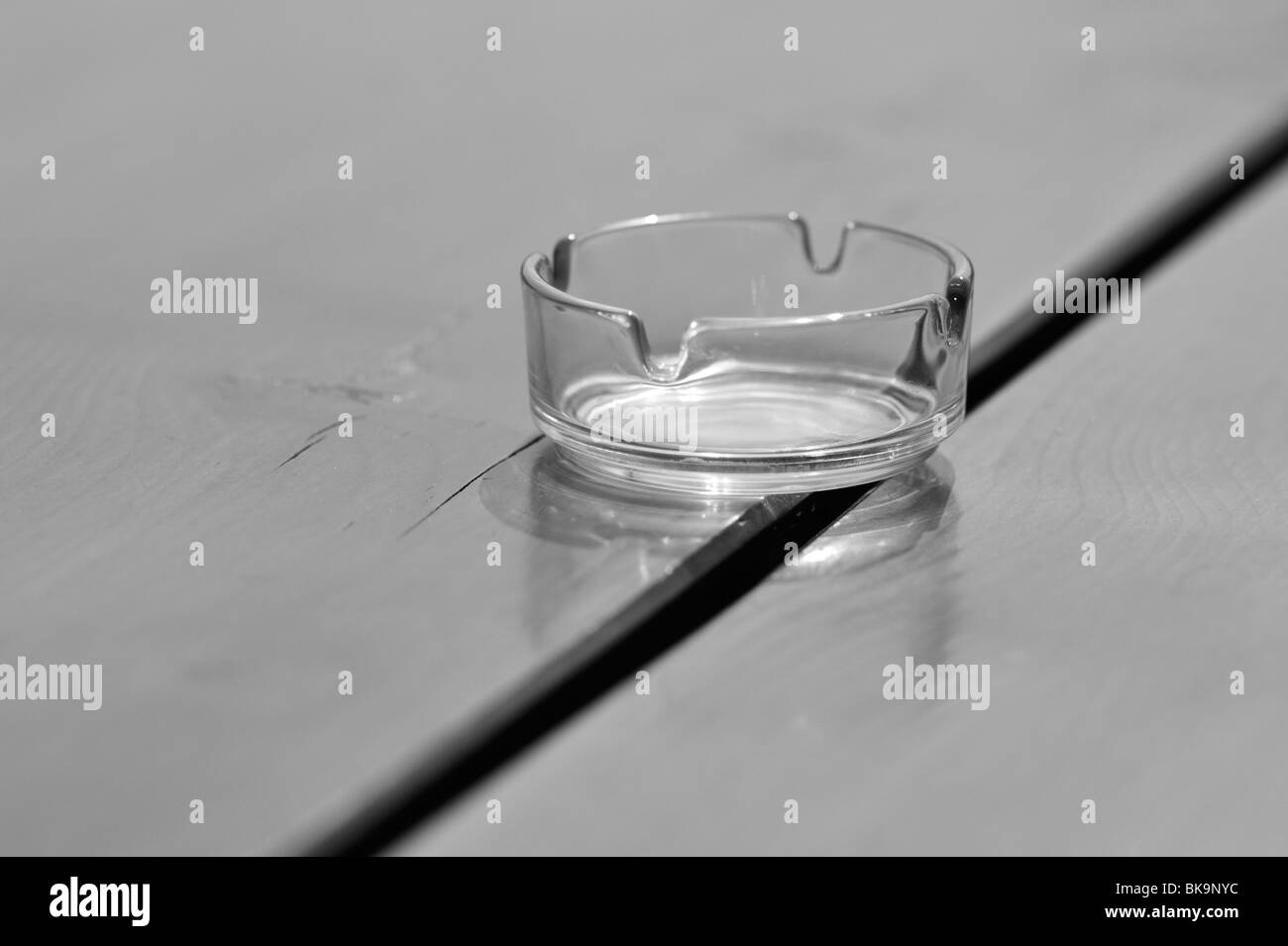 Aschenbecher auf einem Holztisch Stockfoto