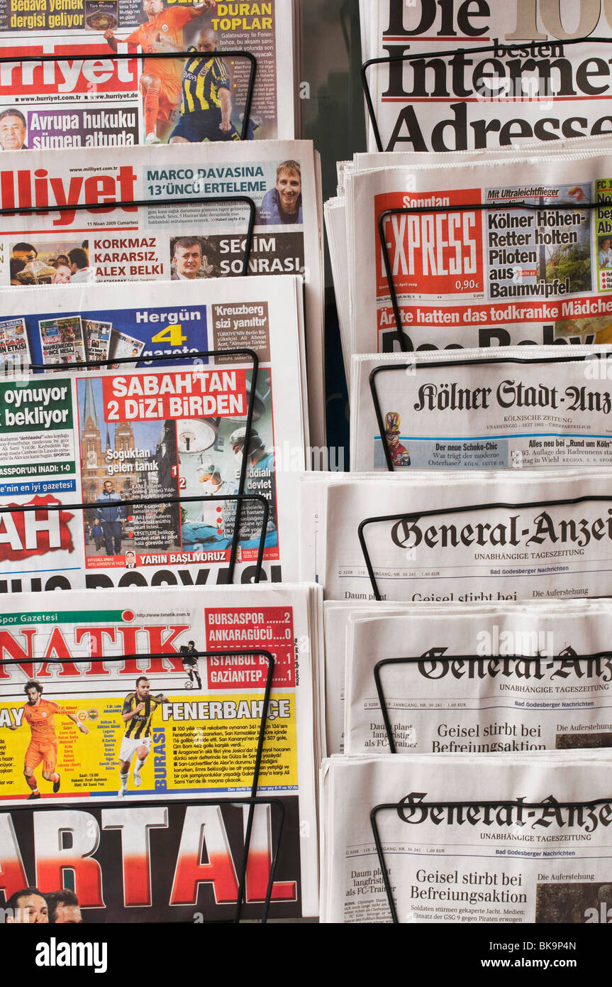 Zeitungsständer mit deutschen und türkischen Tageszeitungen, einige Sonntagszeitungen, einige Wochenendausgaben Stockfoto