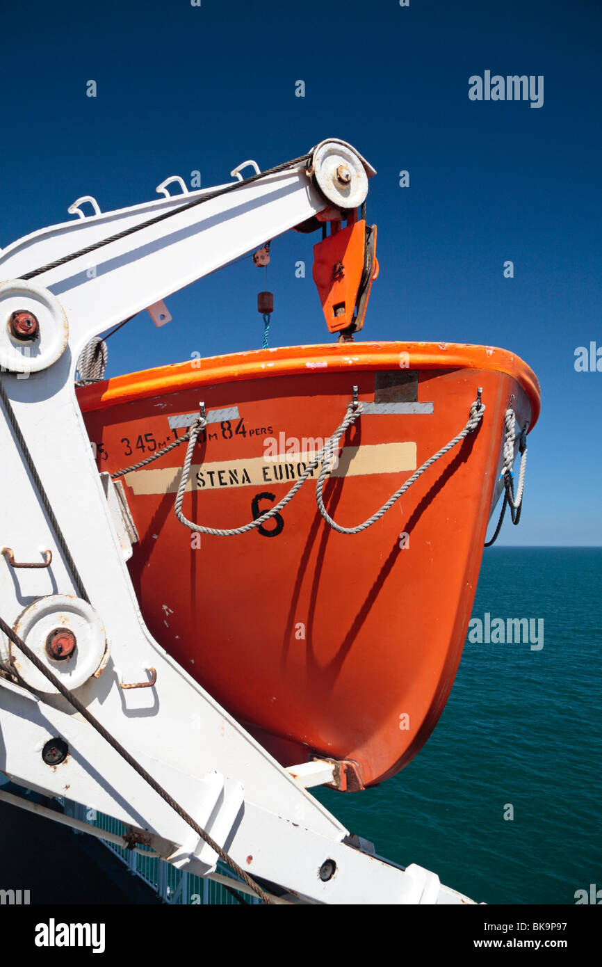 Eine Rettungsinsel und Hebezeug Mechanismus auf dem Deck der Stena Europa Auto Fähre an der irischen See. Stockfoto