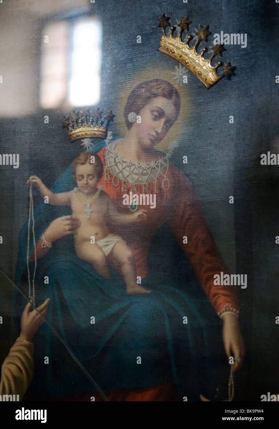 Madonna mit Kind. (Detail) Durch Schutzgläser gesehen. Goldkronen angehoben. Die Madonna Rosario. Italien. Stockfoto