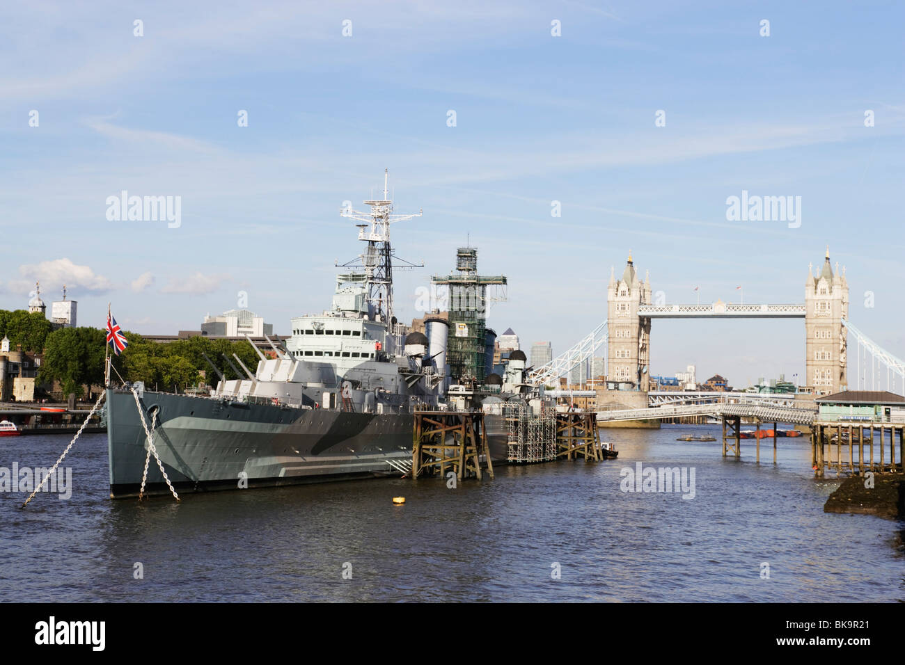 HMS Belfast auf der Themse mit Tower Bridge im Hintergrund, London, London, England, Vereinigtes Königreich Stockfoto