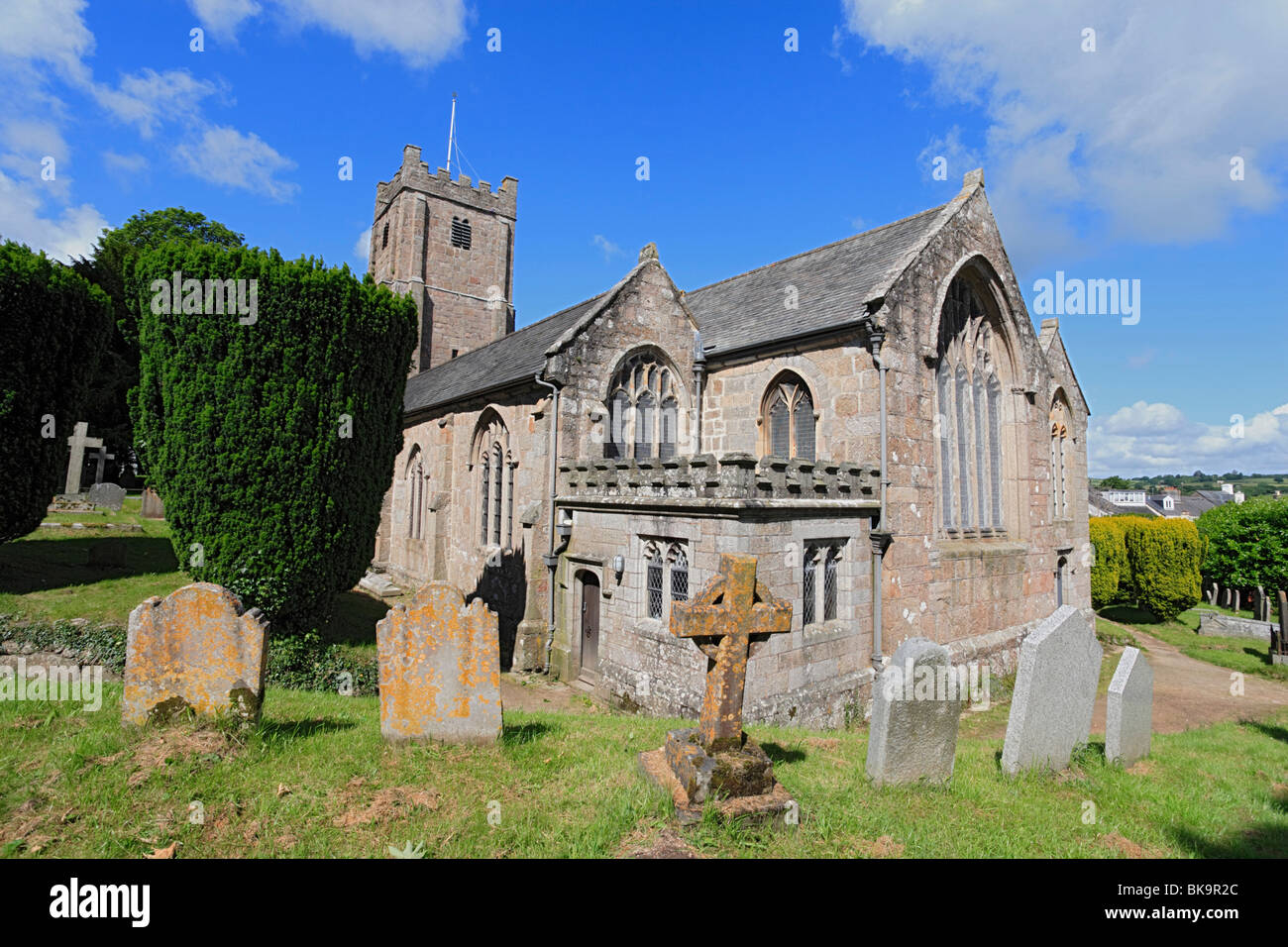 Pfarrkirche St. Michael der Erzengel und Friedhof, Chagford, Dartmoor, Devon, England, Vereinigtes Königreich Stockfoto