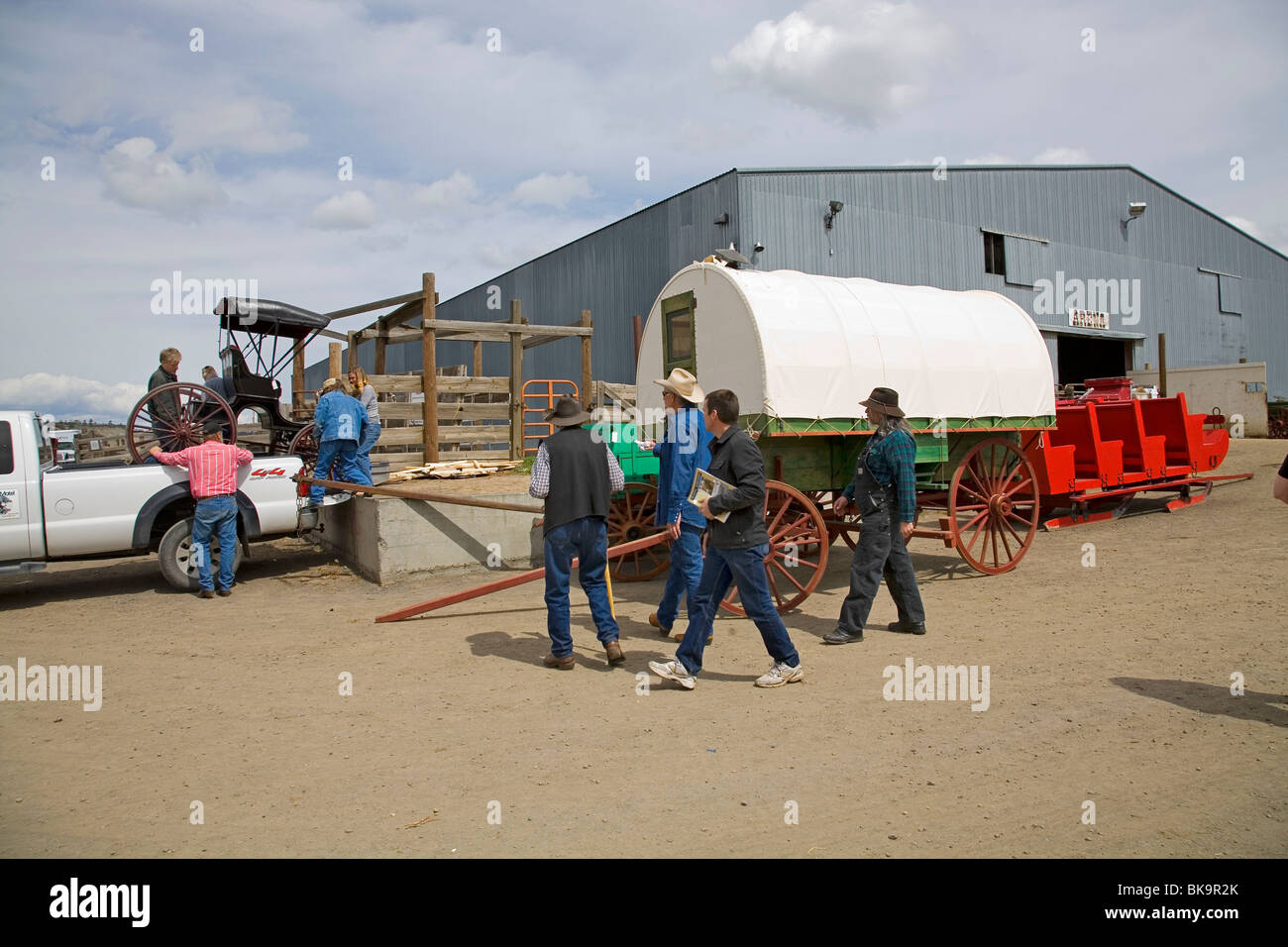 Besucher und lokalen Viehzüchter an eine alte Zeit Wagen und Buggy Display an eine kleine Kirmes in Madras, Oregon Stockfoto