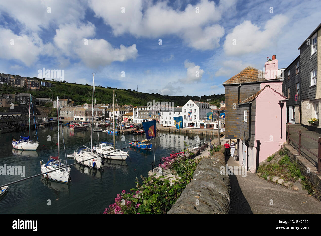 Segelyacht im Hafen, Mevagissey, Cornwall, England, Vereinigtes Königreich Stockfoto
