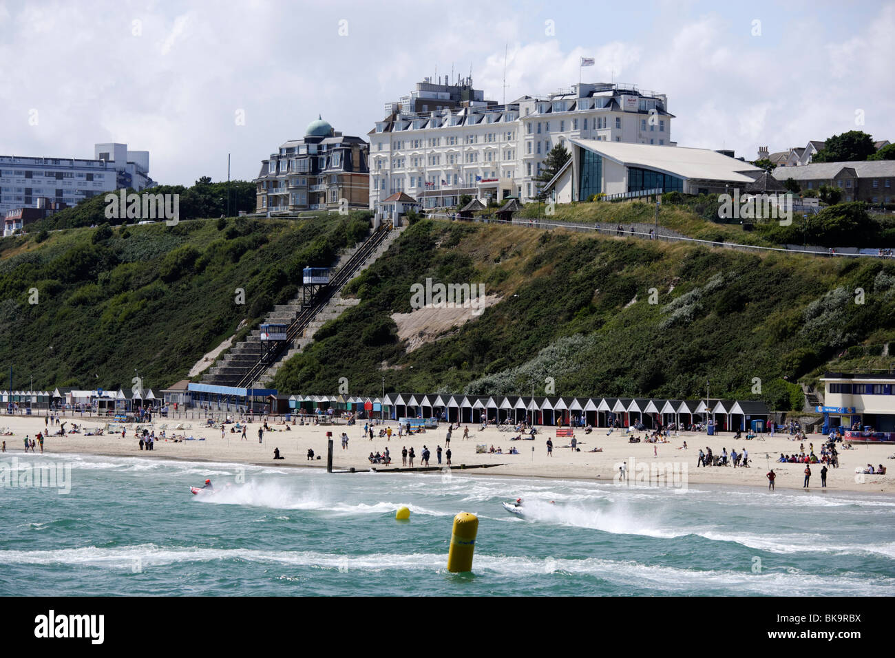 Menschen am Strand von Bournemouth, Dorset, England, Vereinigtes Königreich Stockfoto