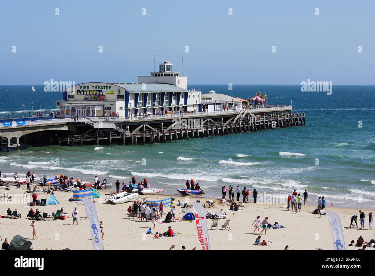 Strand und Pier mit Pier Theater, Bournemouth, Dorset, England, Vereinigtes Königreich Stockfoto