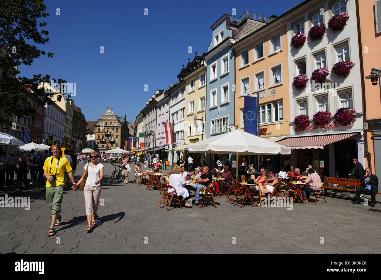 Blick entlang der Kanzleistrasse mit Straßencafés, Konstanz, Baden-Württemberg, Deutschland Stockfoto