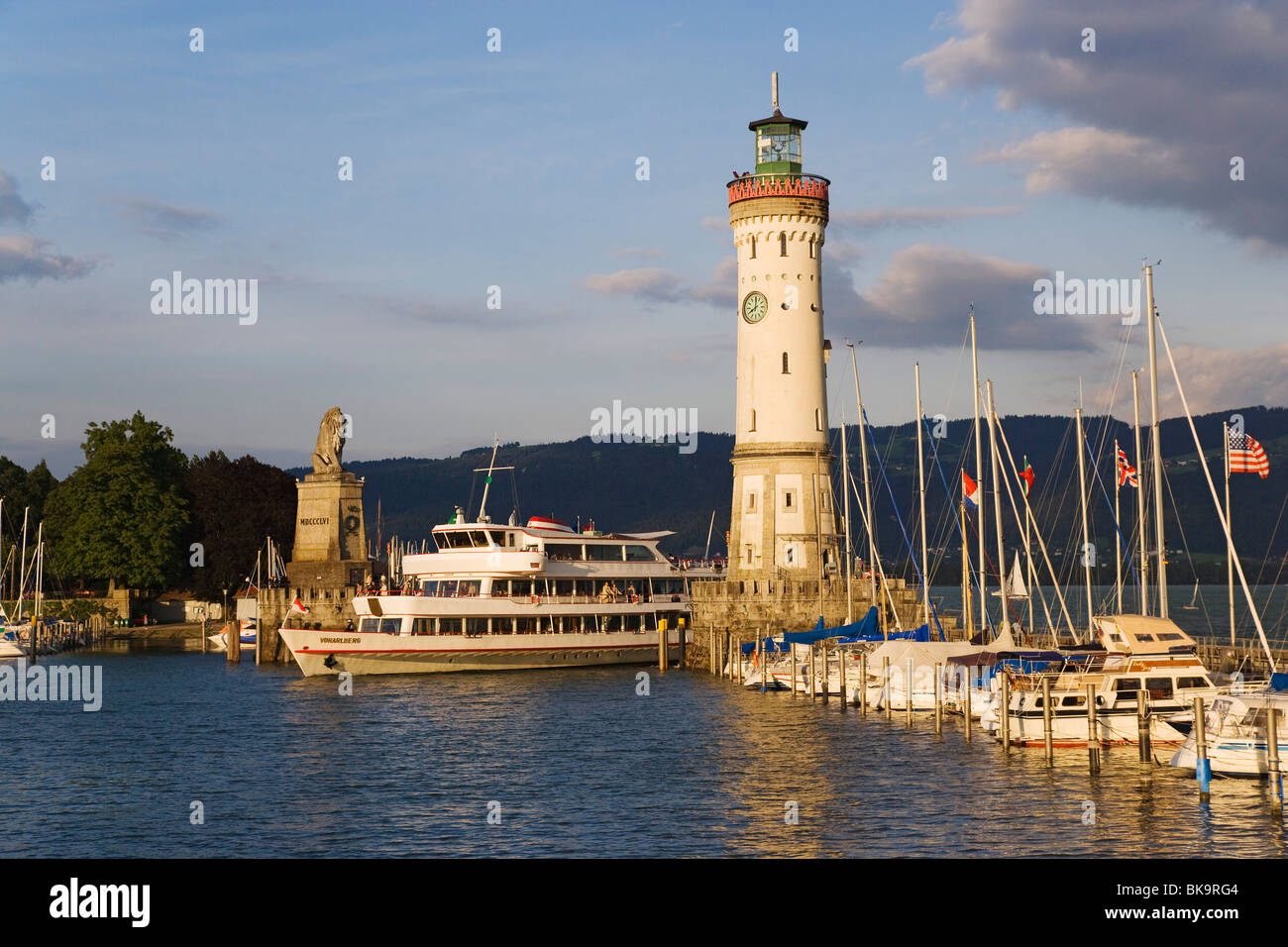 Hafeneinfahrt mit neuen Lindauer Leuchtturm und bayerischem Löwen, Lindau, Bayern, Deutschland Stockfoto