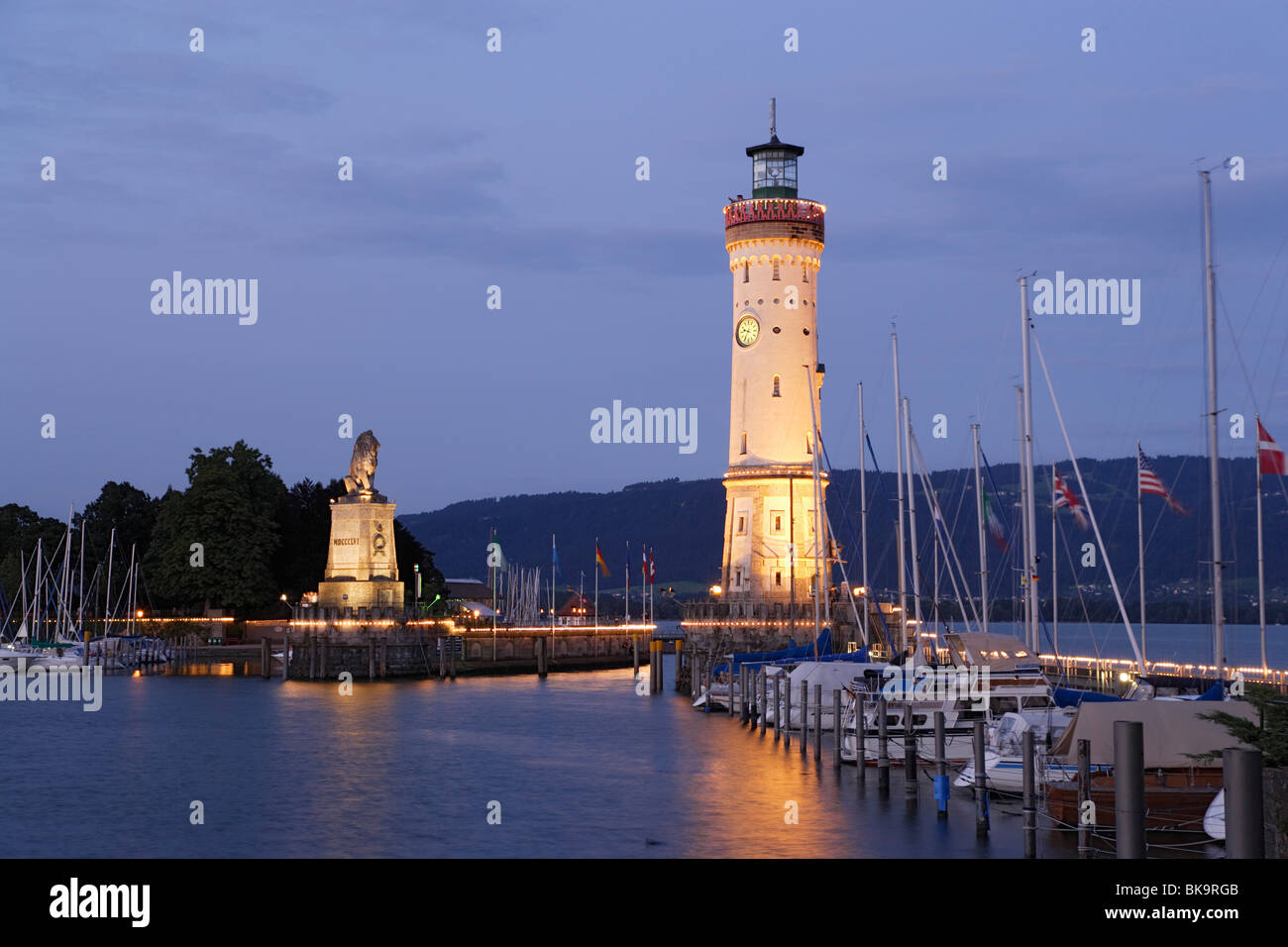 Hafeneinfahrt mit neuen Lindauer Leuchtturm und bayerischem Löwen, Lindau, Bayern, Deutschland Stockfoto