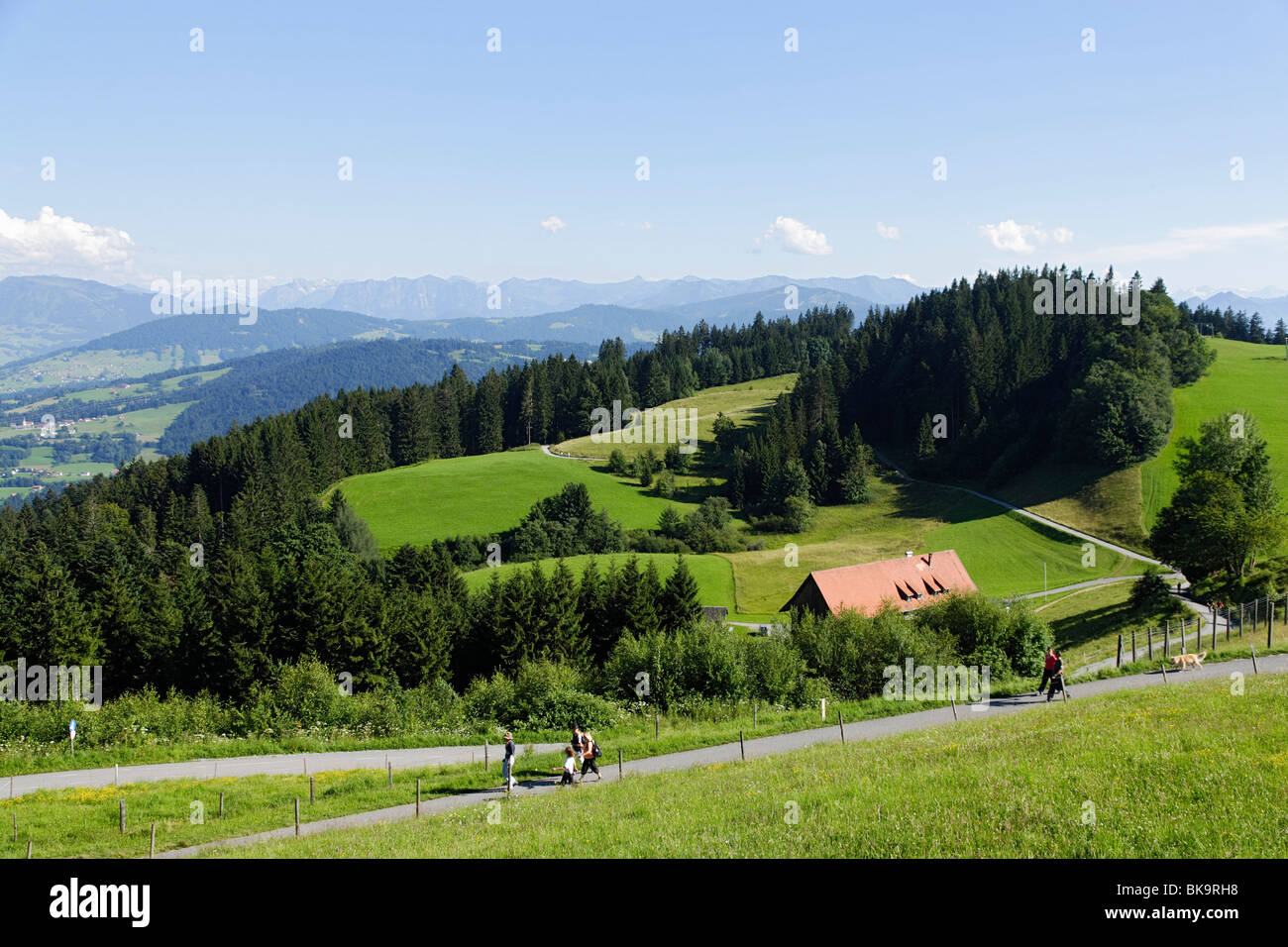 Wanderer auf Mount Pfander, Bregenz, Vorarlberg, Österreich Stockfoto