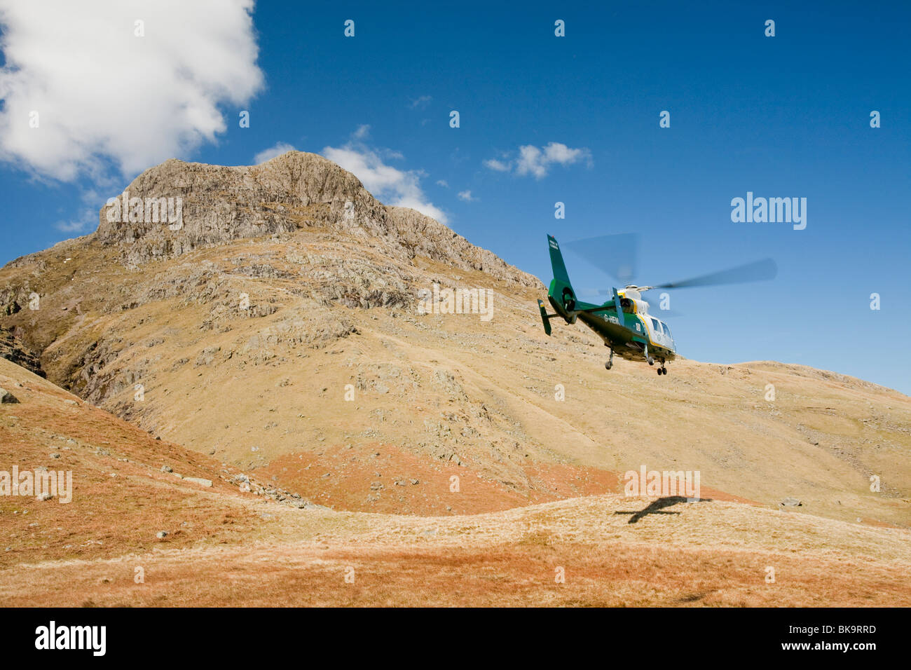 North West Air Ambulance Pilot fliegt Mountain Rescue Team-Mitglieder zu einer Unfall-Website auf den Langdale Pikes, Lake District, Großbritannien. Stockfoto