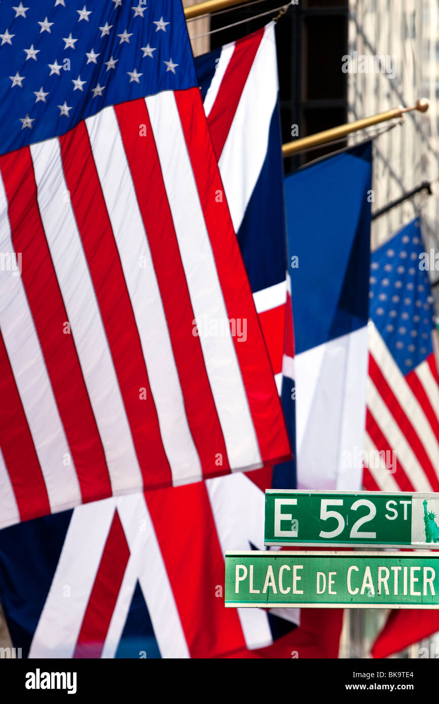 Amerikanische, britische und französische Flaggen wehen außerhalb Cartier-Store auf der 5th Avenue an der 52nd Street in Manhattan, New York City USA Stockfoto