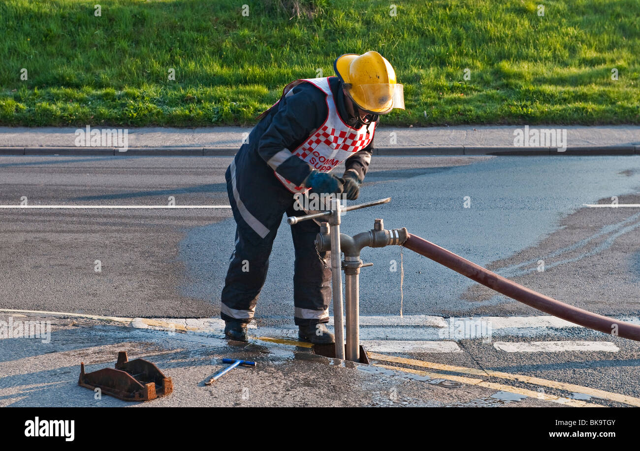 Feuerwehrmann Hydrant Wasser Stockfotos und -bilder Kaufen - Alamy