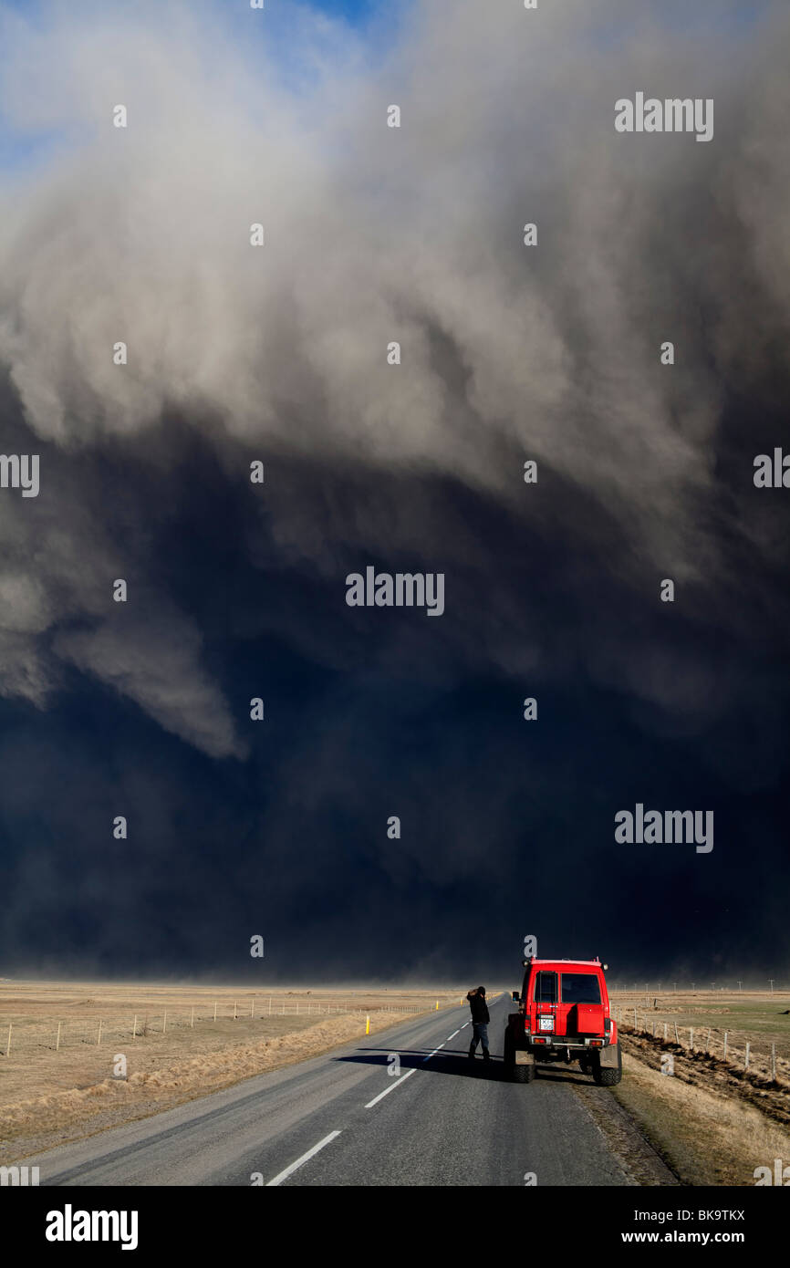 Schwarze Wolken aus vulkanischer Asche, die aus dem Vulkanausbruch Eyjafjallajökull, Island blockieren Straßen Stockfoto