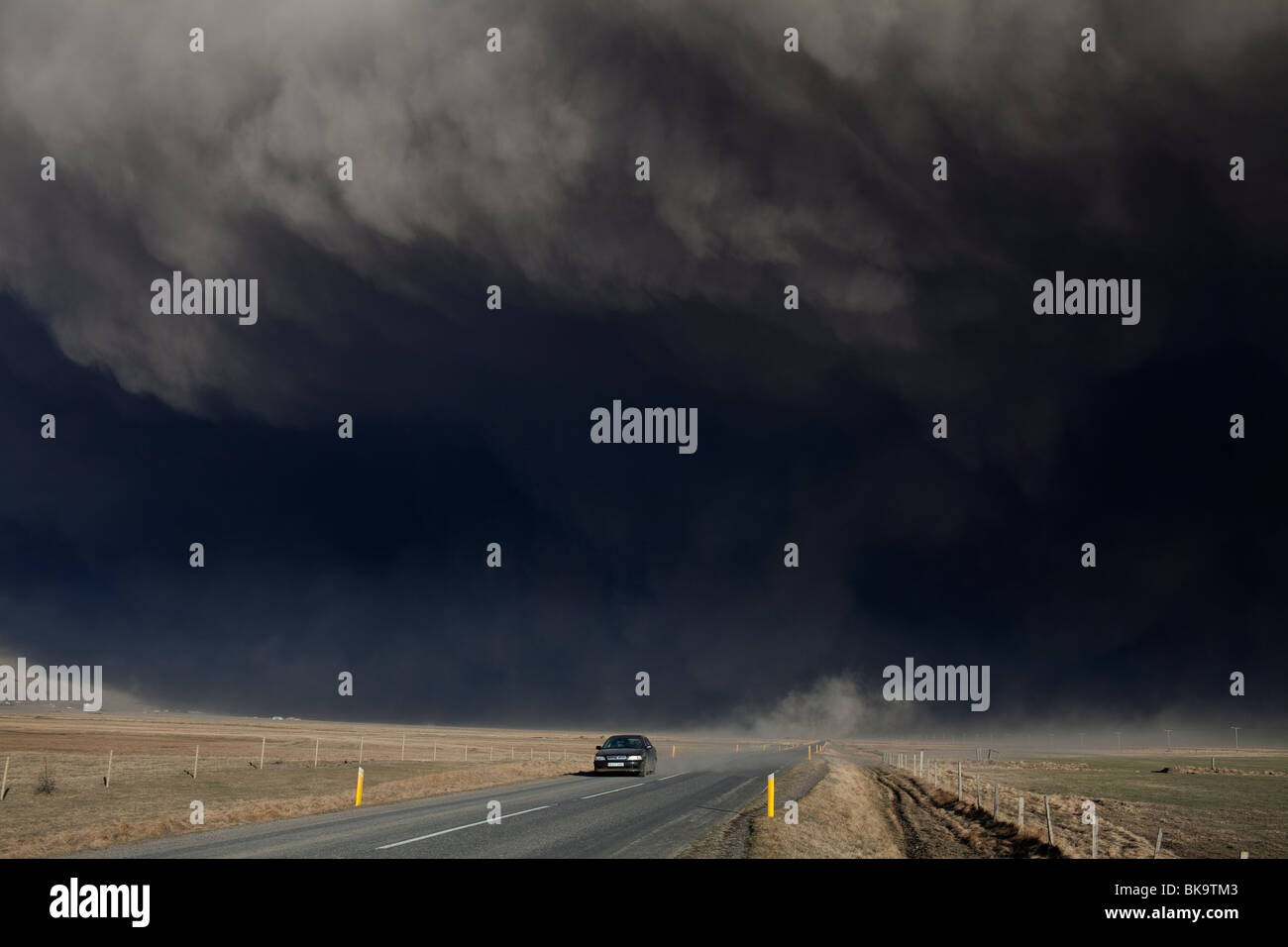 Schwarze Wolken aus vulkanischer Asche, die aus dem Vulkanausbruch Eyjafjallajökull, Island blockieren Straßen Stockfoto