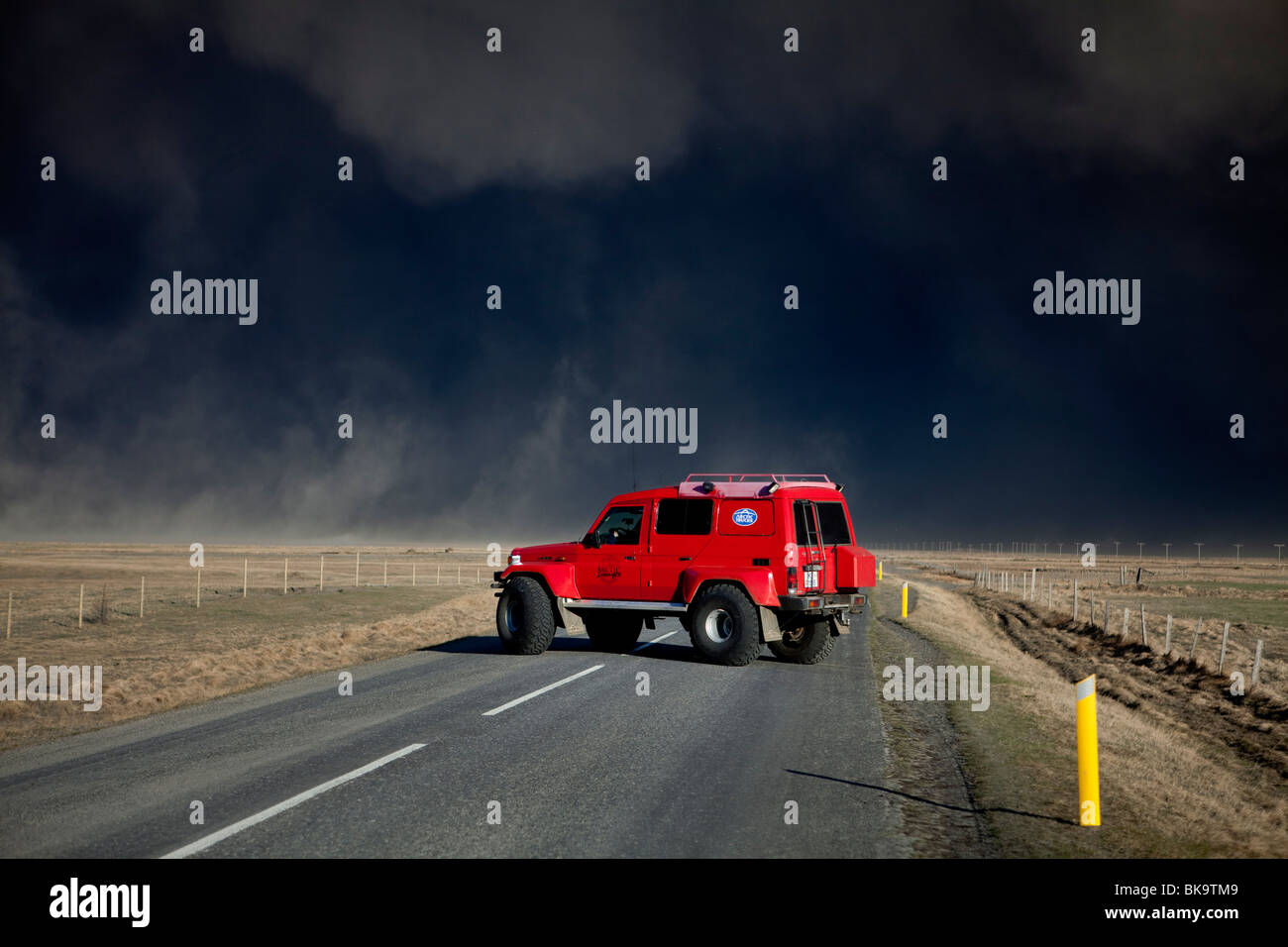 Schwarze Wolken aus vulkanischer Asche, die aus dem Vulkanausbruch Eyjafjallajökull, Island blockieren Straßen Stockfoto