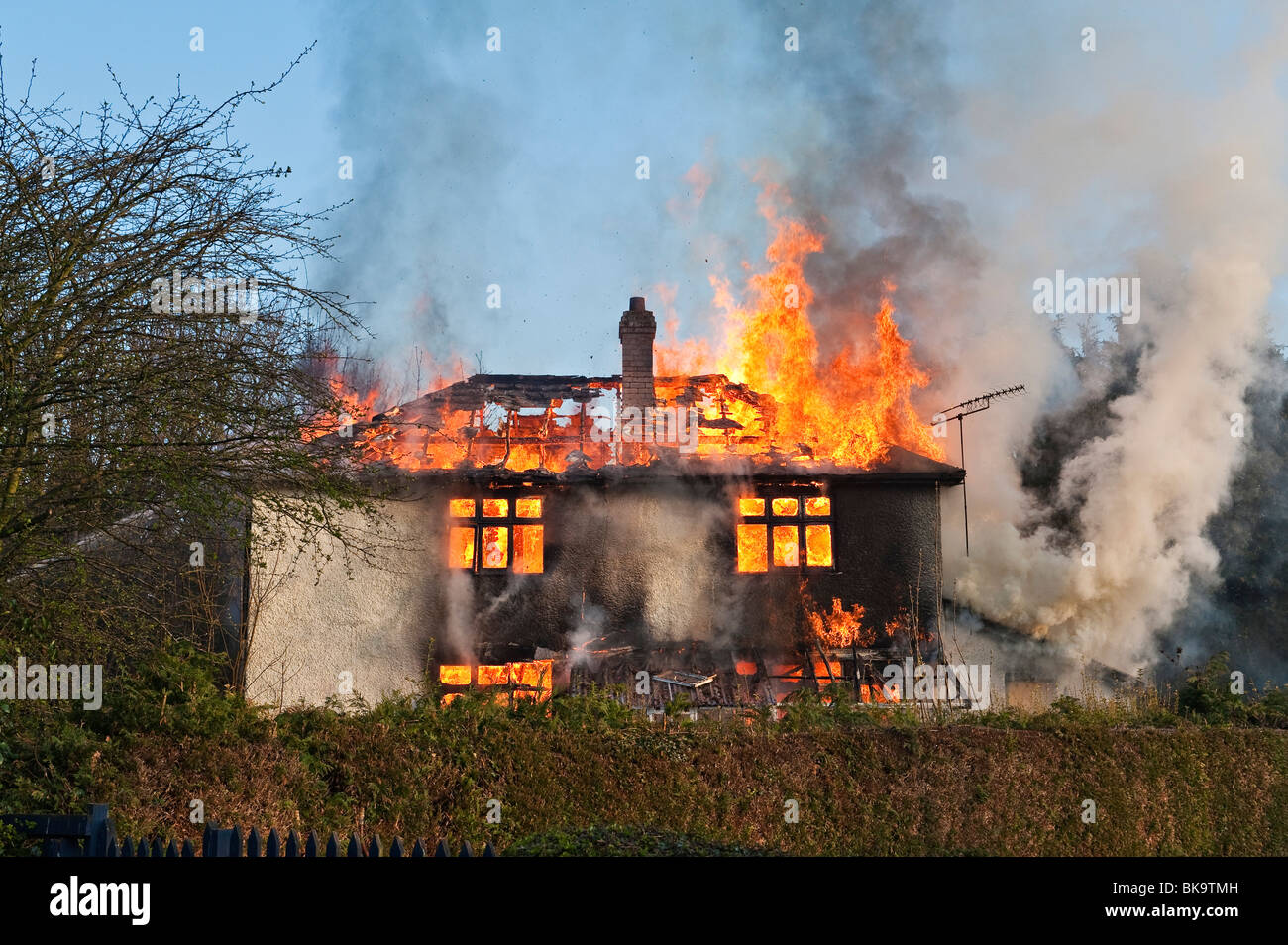 Eine Feuersbrunst zerstört ein modernes Einfamilienhaus in Wales, UK Stockfoto
