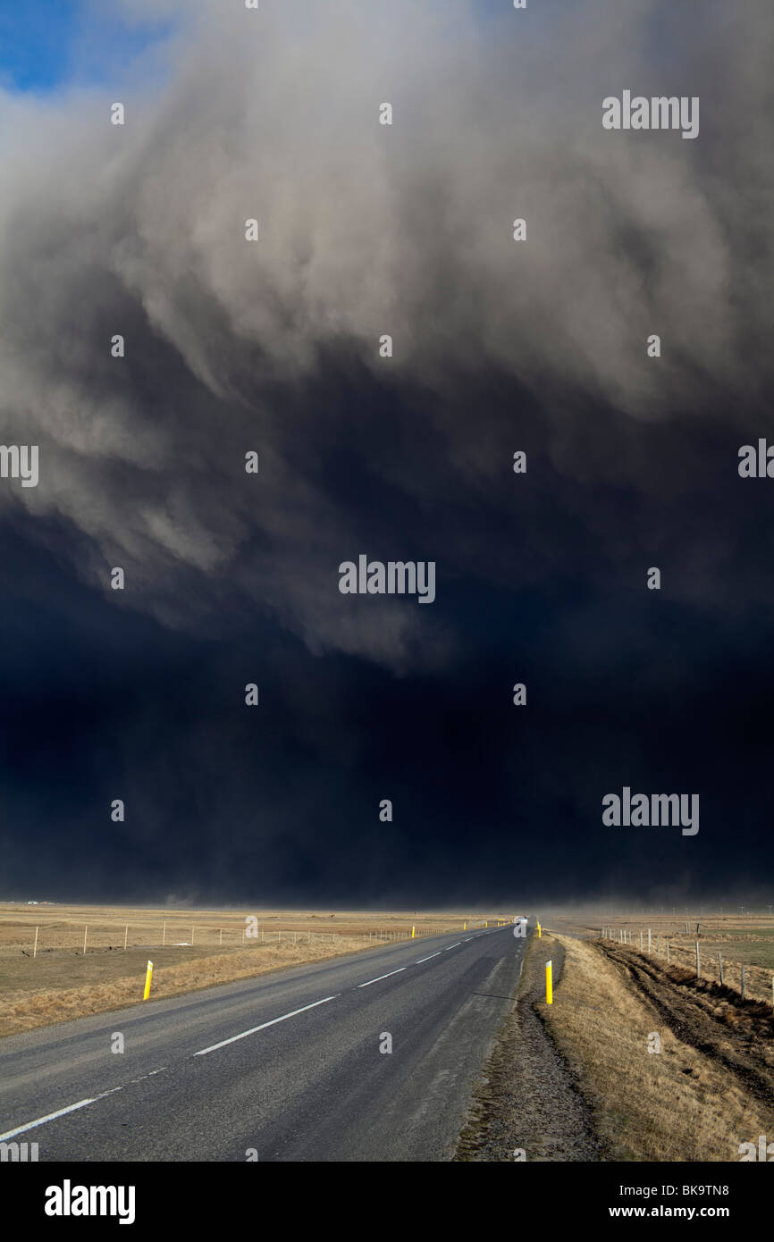 Schwarze Wolken aus vulkanischer Asche, die aus dem Vulkanausbruch Eyjafjallajökull, Island blockieren Straßen Stockfoto