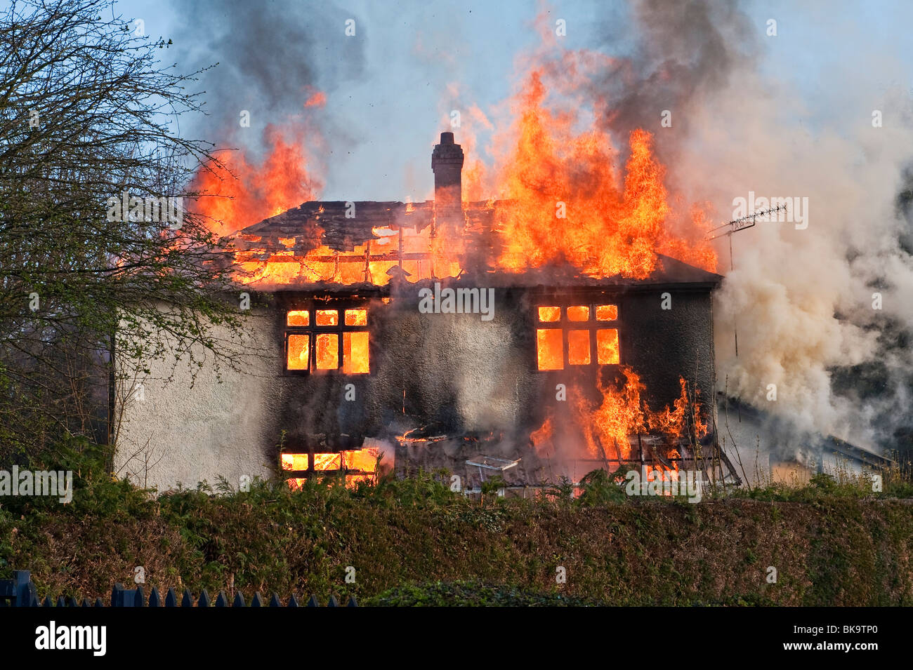 Eine Feuersbrunst zerstört ein modernes Einfamilienhaus in Wales, UK Stockfoto