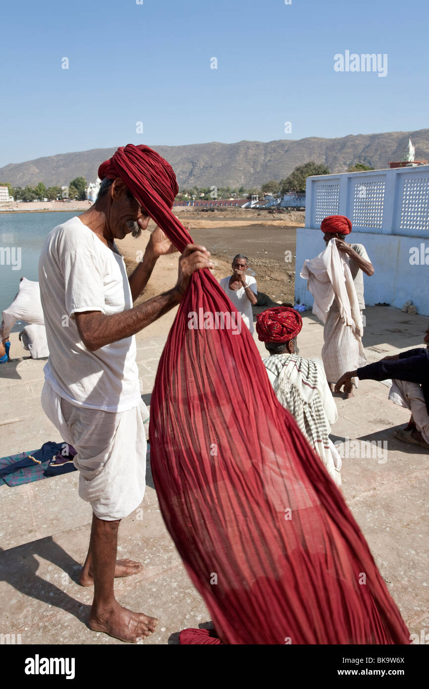 Indischer Mann seinen Turban aufsetzen. Pushkar. Rajasthan. Indien Stockfoto