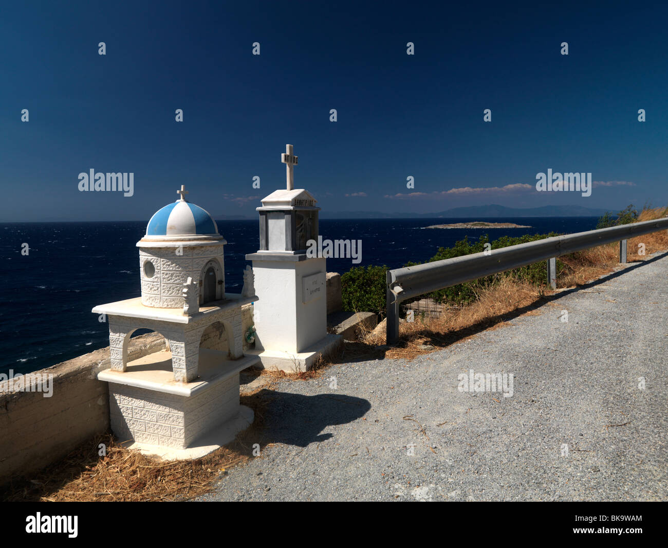 Samos Griechenland Vlamari Schreine auf der Straße mit Blick auf Meer Stockfoto