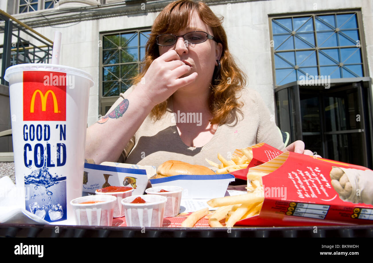 Übergewichtige Frau McDonalds Fastfood Essen Stockfoto