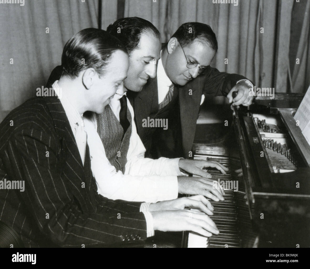 FRED ASTAIRE - US-Schauspieler/Tänzer mit Songwriter George und Ira Gershwin. IRA auf der rechten Seite Stockfoto