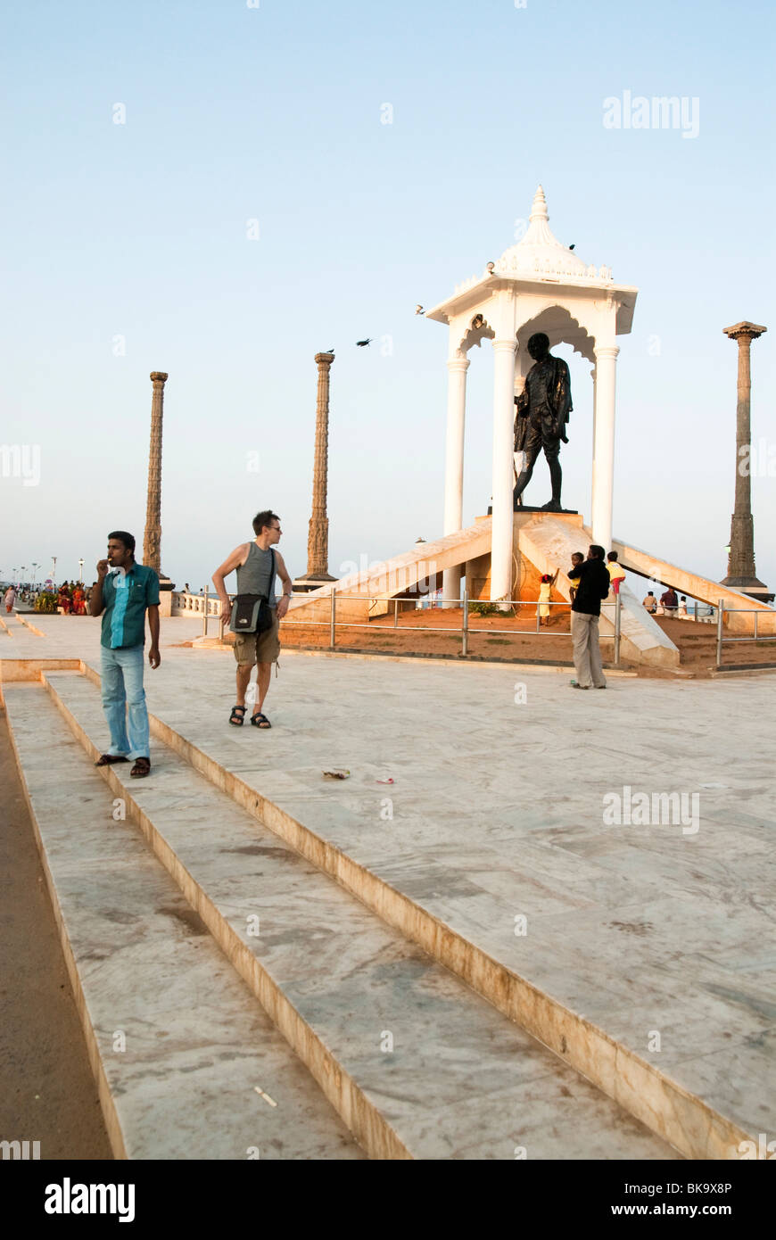 Indien, Tamil Nadu, Puducherry, Mahatma Gandhi Memorial Statue am Strand, in Gedenken an seine Salz März zu diesem Strand Stockfoto