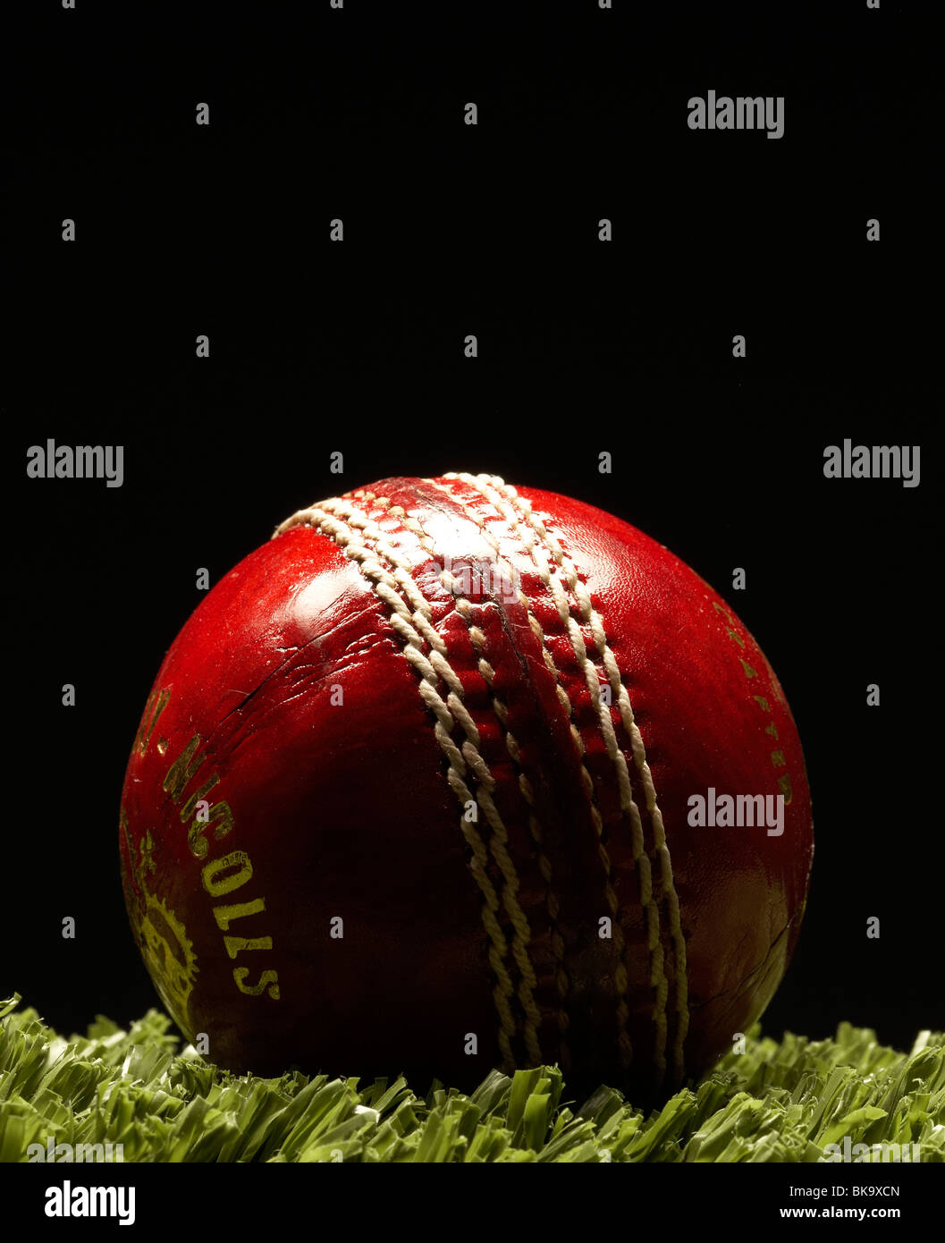 Cricketball auf Kunstrasen Stockfoto