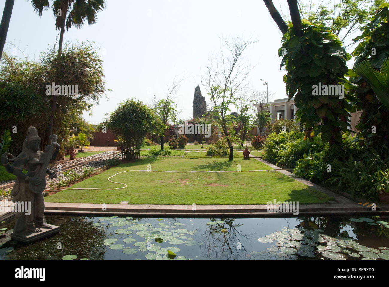 Indien, Pondicherry, Garten mit Seerosen Stockfoto