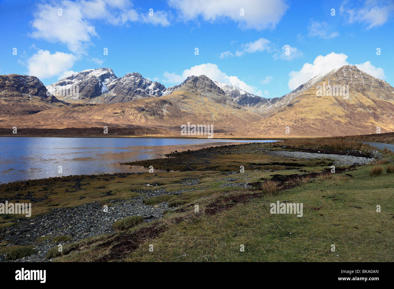 Blick über Loch Slapin, um Blaven auf der Isle Of Skye, Western Isles, Inneren Hebriden, Schottland Stockfoto