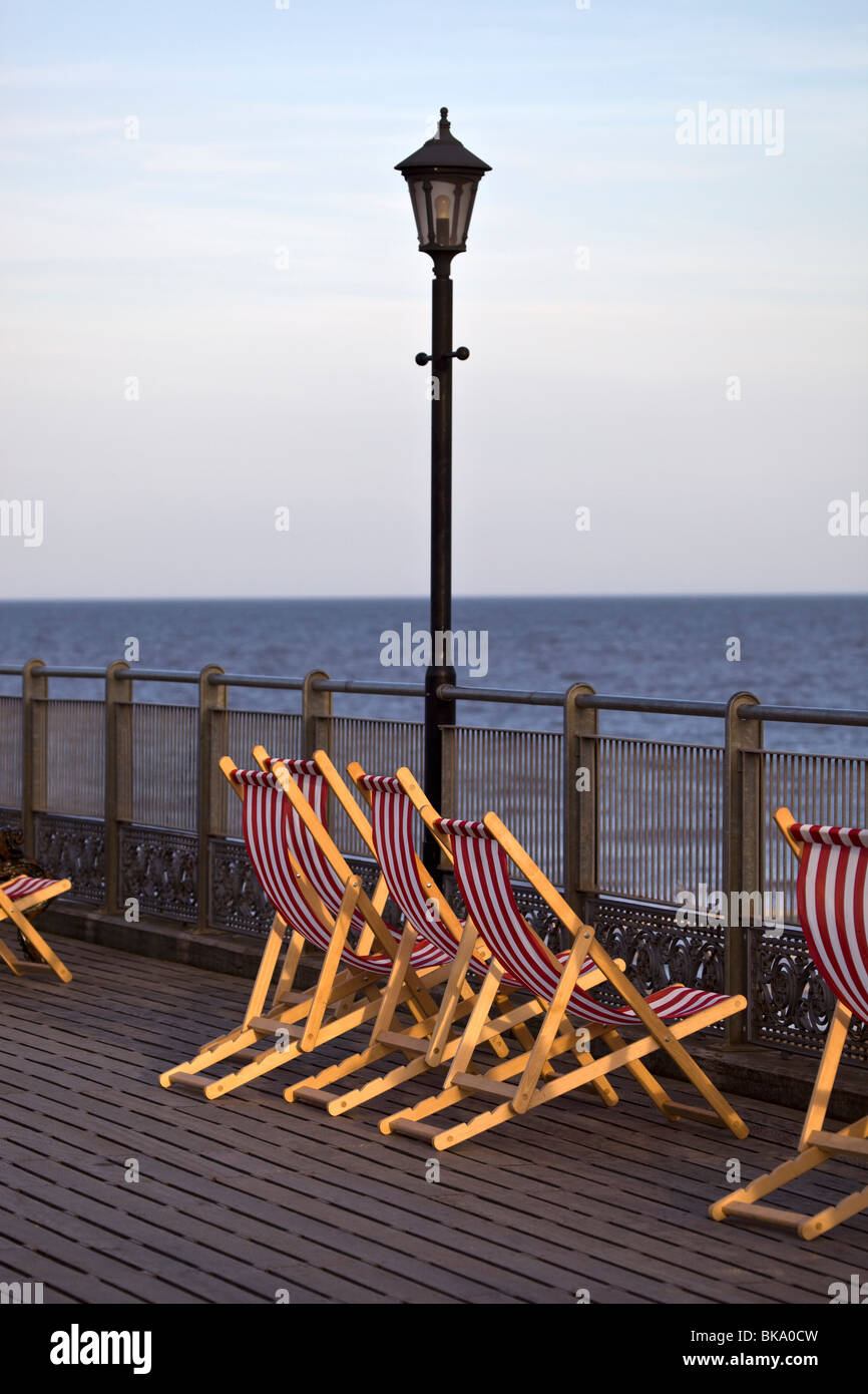 Liegestühle auf Skegness Pier Stockfoto