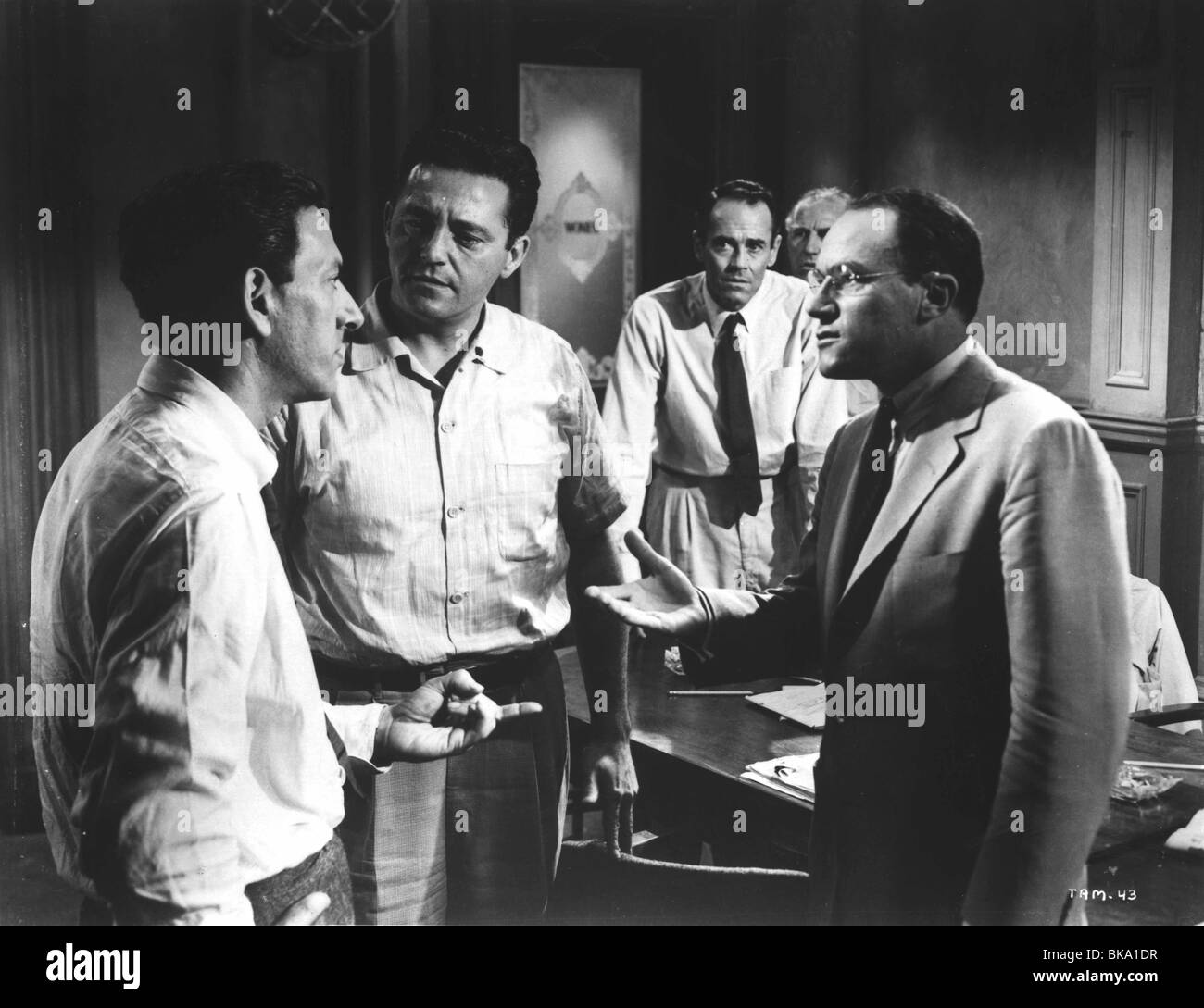 ZWÖLF GESCHWORENEN (1957) (L, R) JACK KLUGMAN, EDWARD BINNS, HENRY FONDA, Z. B. MARSHALL TAM 009P Stockfoto