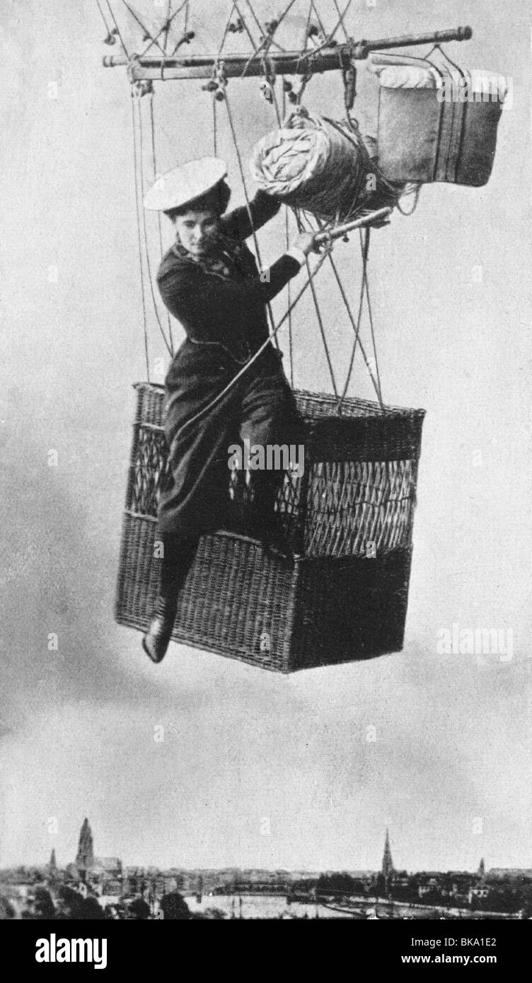Paulus, Kaethe, 22.12.1868 - 26.7.1935, deutscher Fallschirmspringer, halbe Länge, Sprung aus einem Ballonkorb, Foto, ca. 1900, Stockfoto