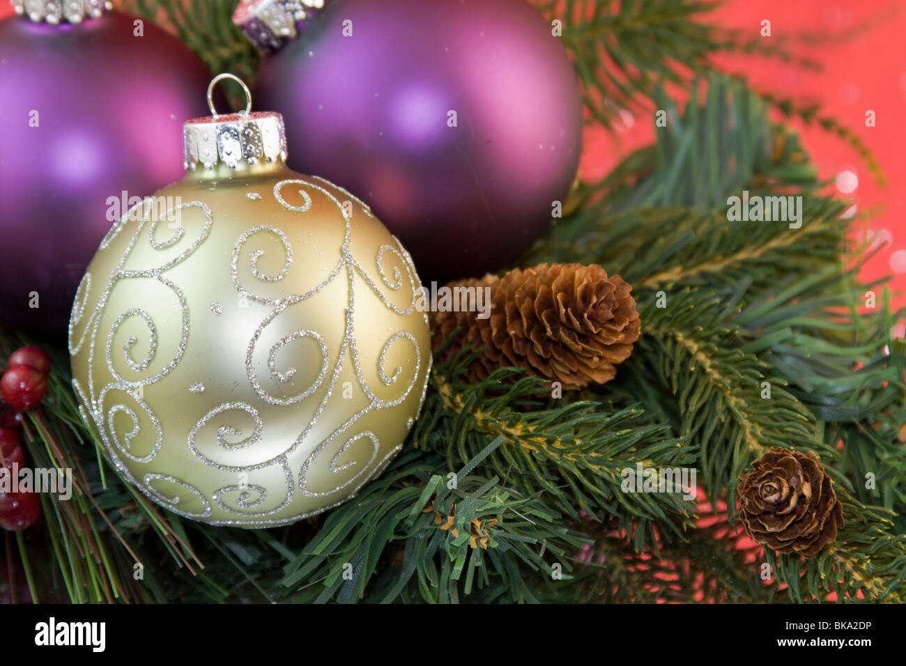 Goldene Weihnachtskugel mit Silber Scroll-Design auf Tanne Zweig mit Konus Stockfoto