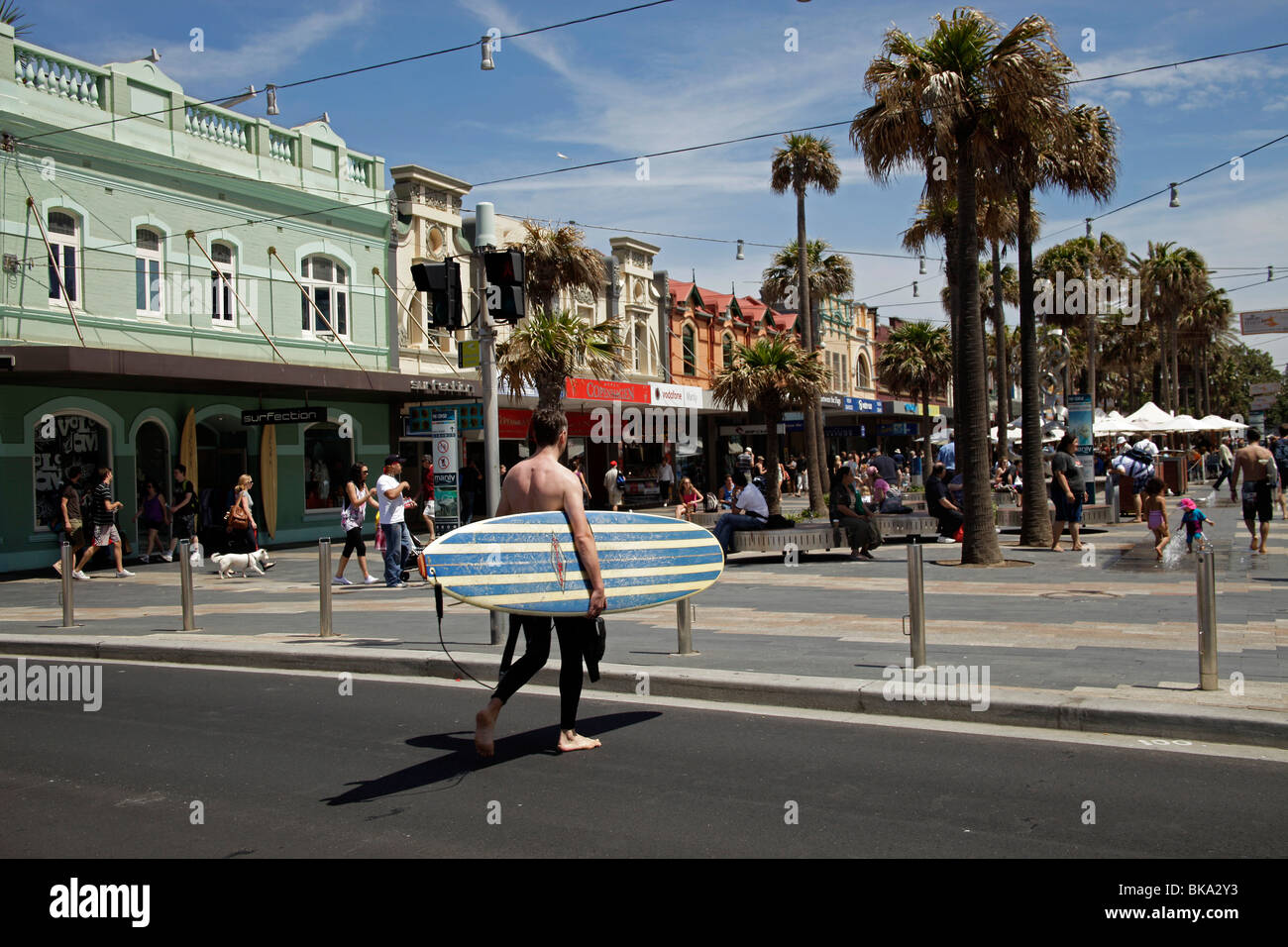 Surfer in der Fußgängerzone in Manly, Vorort von Sydney, New South Wales, Australien Stockfoto