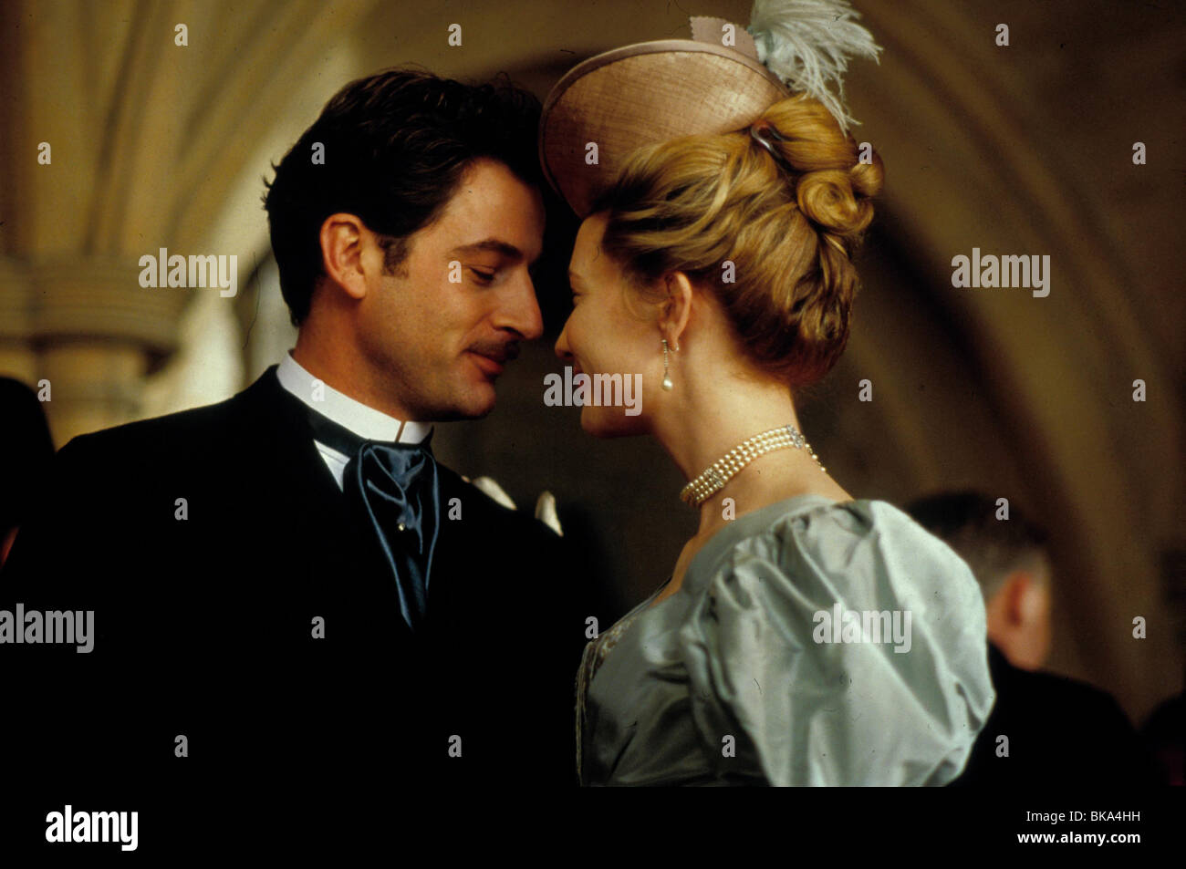 EIN IDEALER GATTE (1999) JEREMY NORTHAM, CATE BLANCHETT AIHD 001 Stockfoto