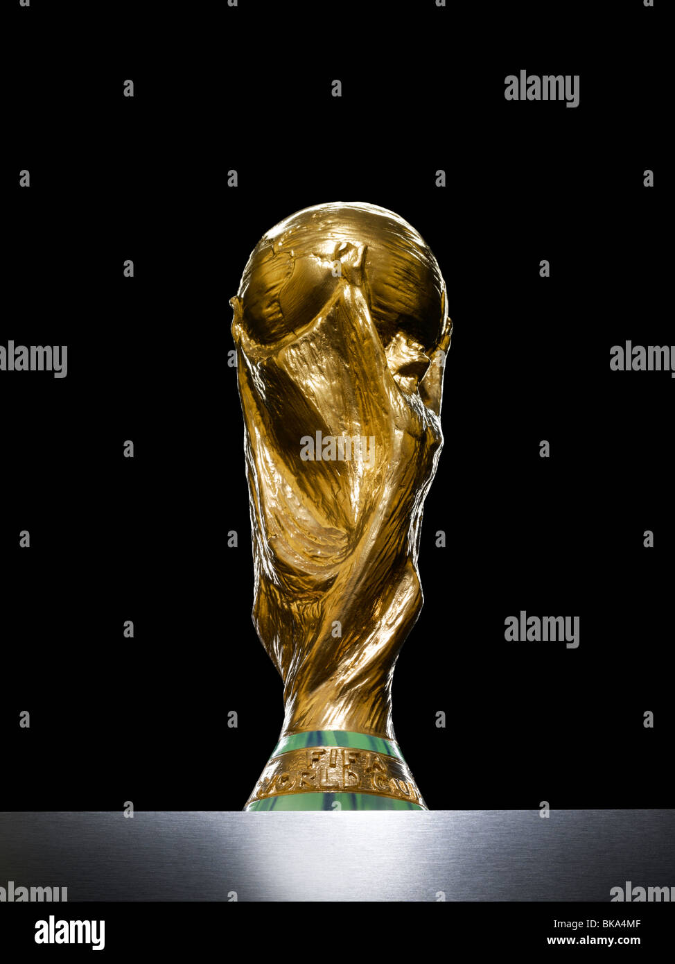 Fußball-WM-Trophäe im Rampenlicht Stockfoto