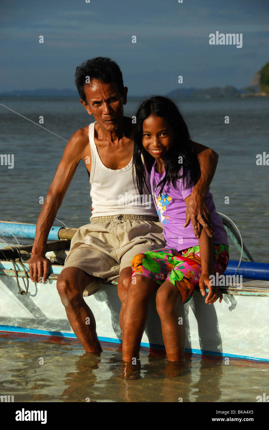 Großvater und seine Enkelin auf einem Boot, El Nido, Palawan, Philippinen, Südostasien Stockfoto