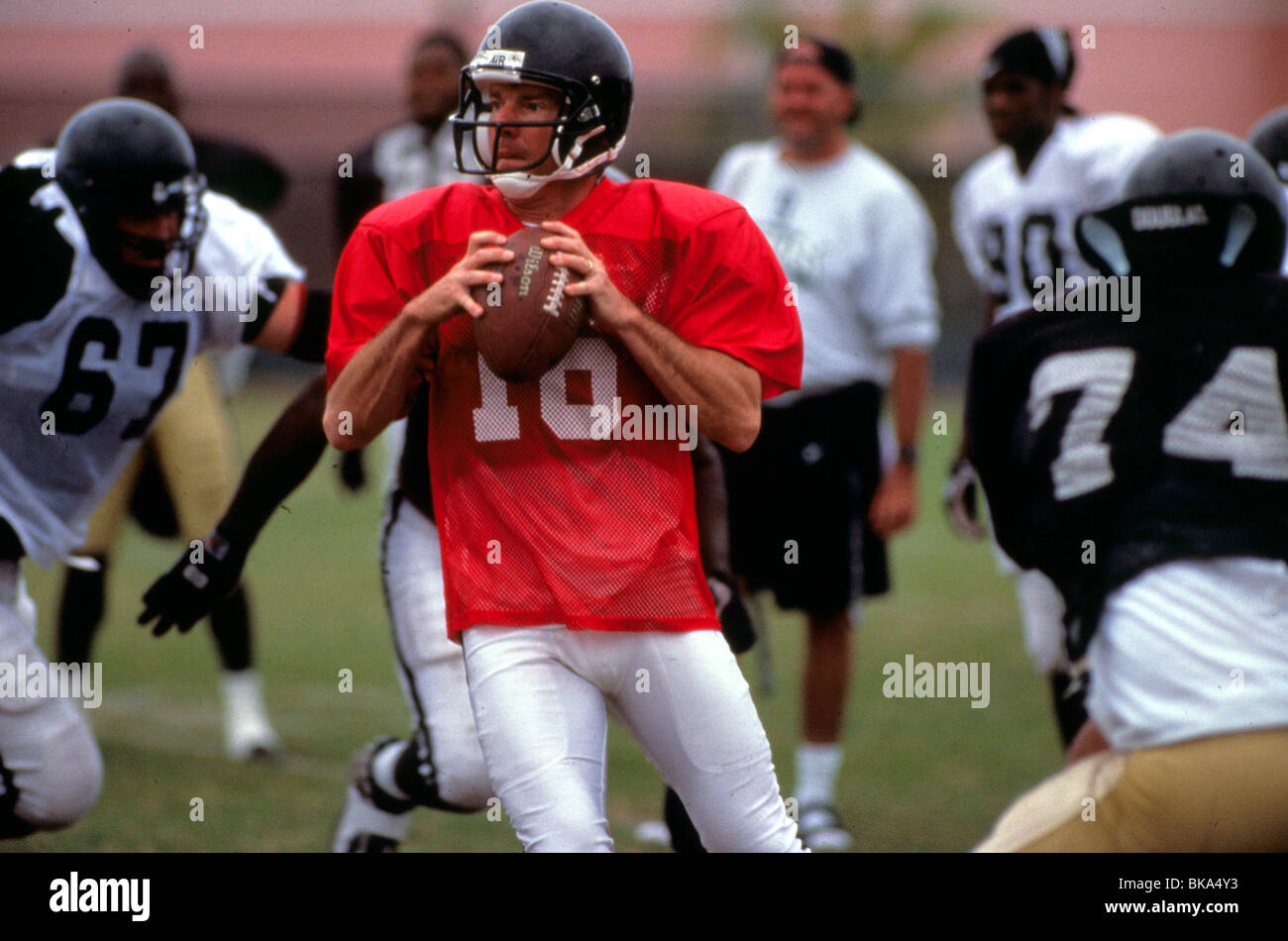 JEDEN SONNTAG (2000) DENNIS QUAID AGSU 035 Stockfoto